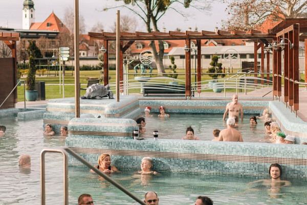 Adventní Budapešť s koupáním v termálech Mosonmagyróvár